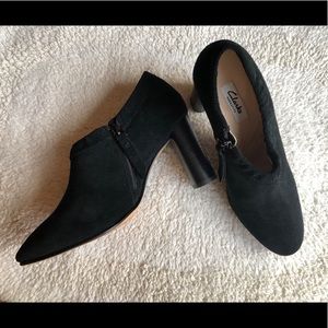 Clarks black suede heel low cut zip booties Sz.7.5